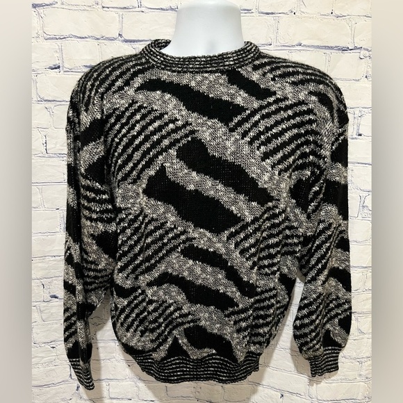 Area By Tag Made In USA, Black, Silver & White Sweater large - Picture 1 of 4